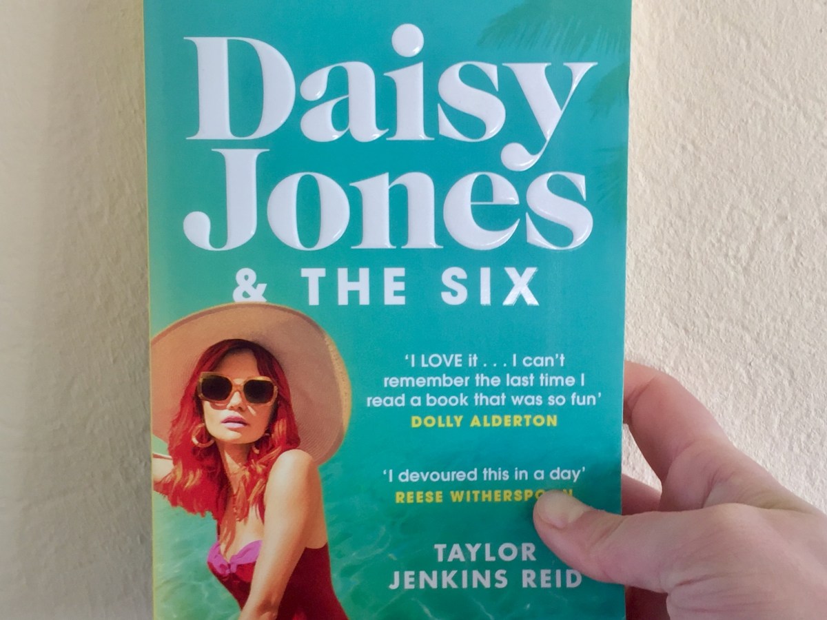 “Tell Me Lies”: Daisy Jones & The Six van Taylor Jenkins Reid –&nbsp;Recensie